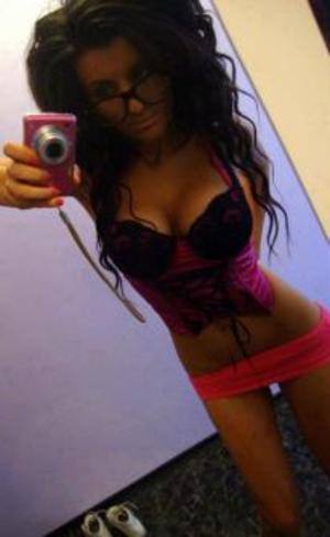 Meet Samira (18) from New York | Explicit Casual Dating