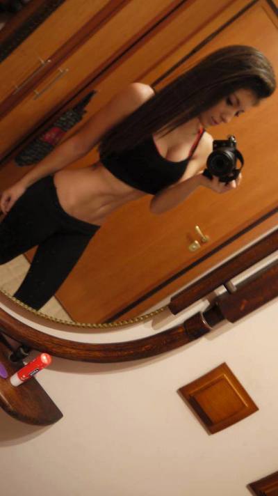 Tiara from Illinois is looking for adult webcam chat