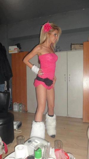 Dejah from Michigan is looking for adult webcam chat